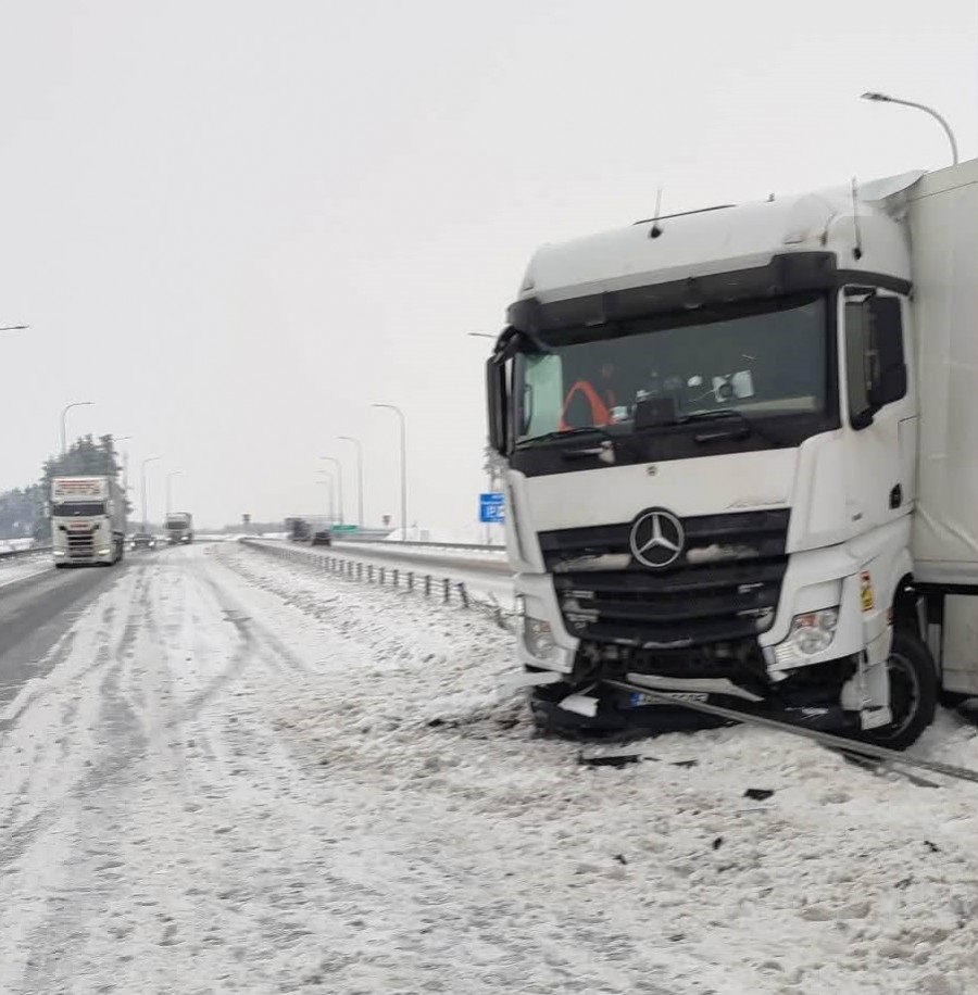 Na drodze S61 za węzłem Szypliszki w kierunku Budziska  tir uszkodził bariery. Utrudnienia w ruchu