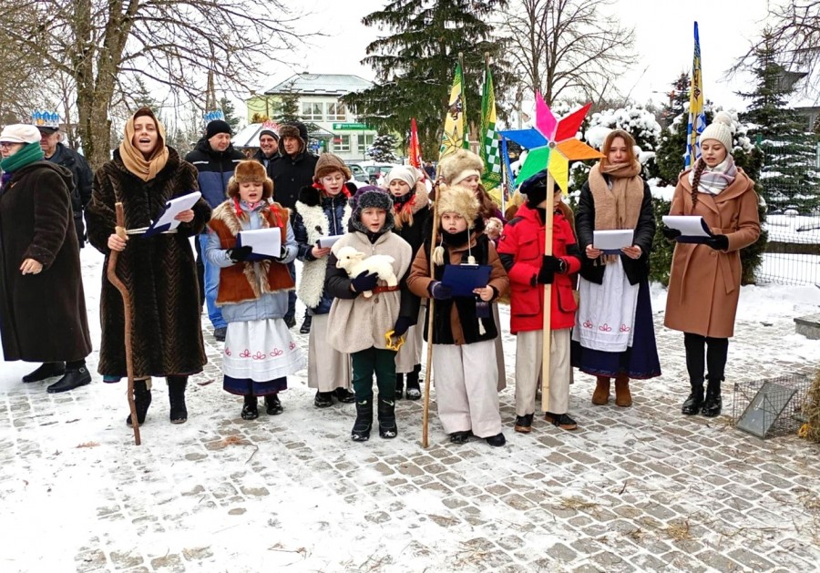 Orszak Trzech Króli w Wiżajnach. Była orkiestra, zespół, żywa szopka, poczęstunek [zdjęcia]