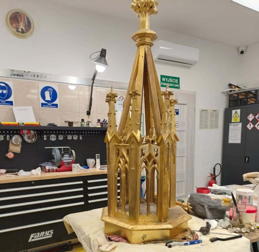 Puńsk. Prace konserwatorskie przy renowacji tabernakulum w miejscowym kościele