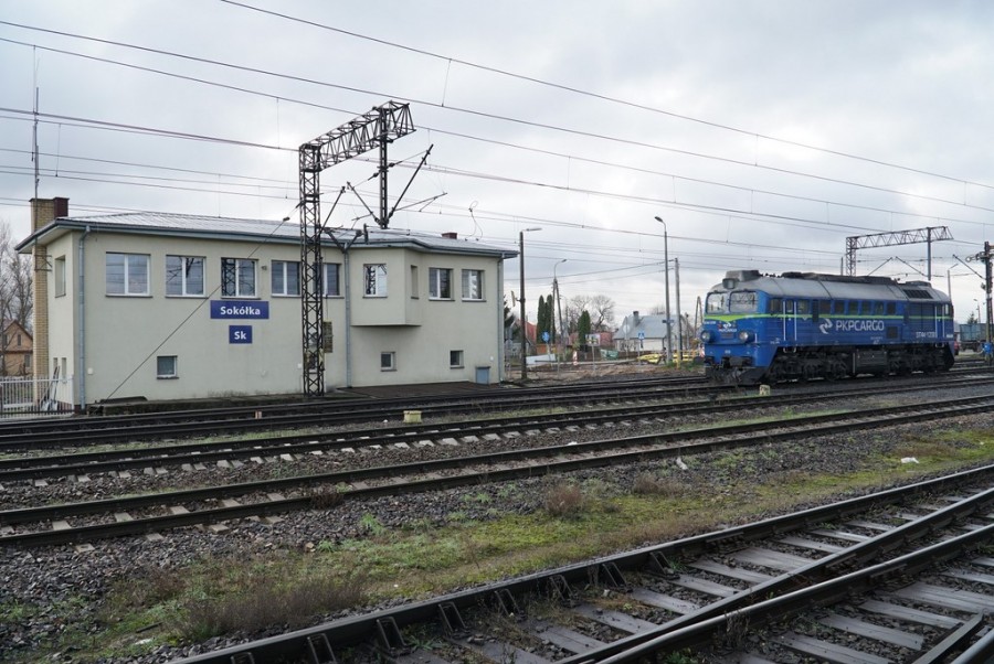 3_stacja_sokolka_jedzie_pociag_fot_tomasz_lotowski_pkp_polskie_linie_kolejowe_sa.jpg