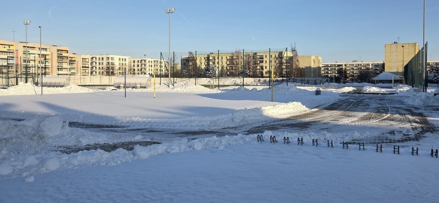 Mroźna zima przynosi w Suwałkach stały problem: jak odśnieżać i grać na sztucznych boiskach