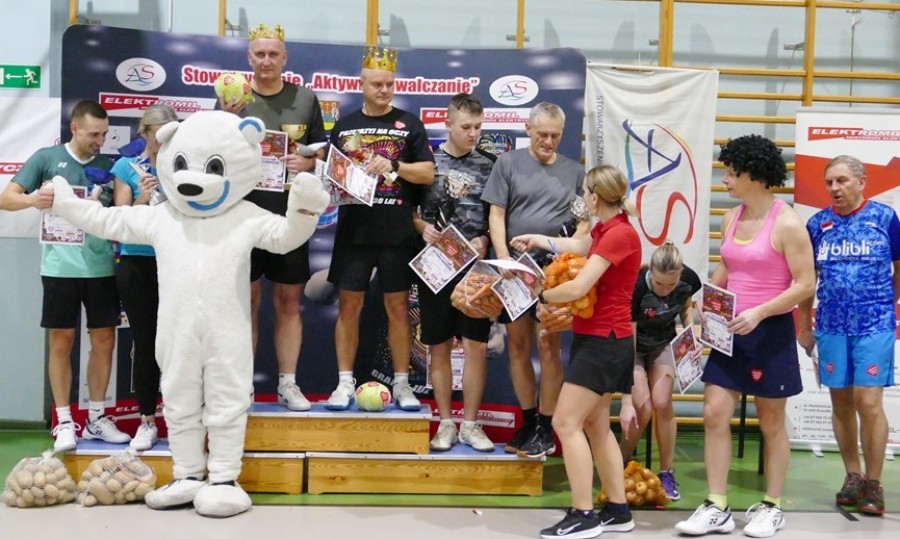 Aktywni Suwalczanie wpierają Wielka Orkiestrę turniejem badmintona. Pary dobierane są losowo