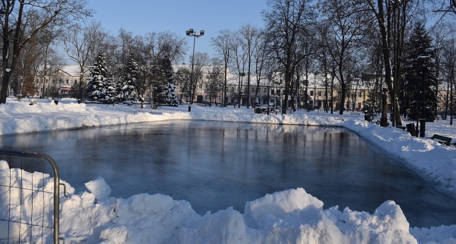 Suwałki. Lodowisko w Parku Konstytucji wylane, na Zalewie Arkadia już są łyżwiarze [zdjęcia]