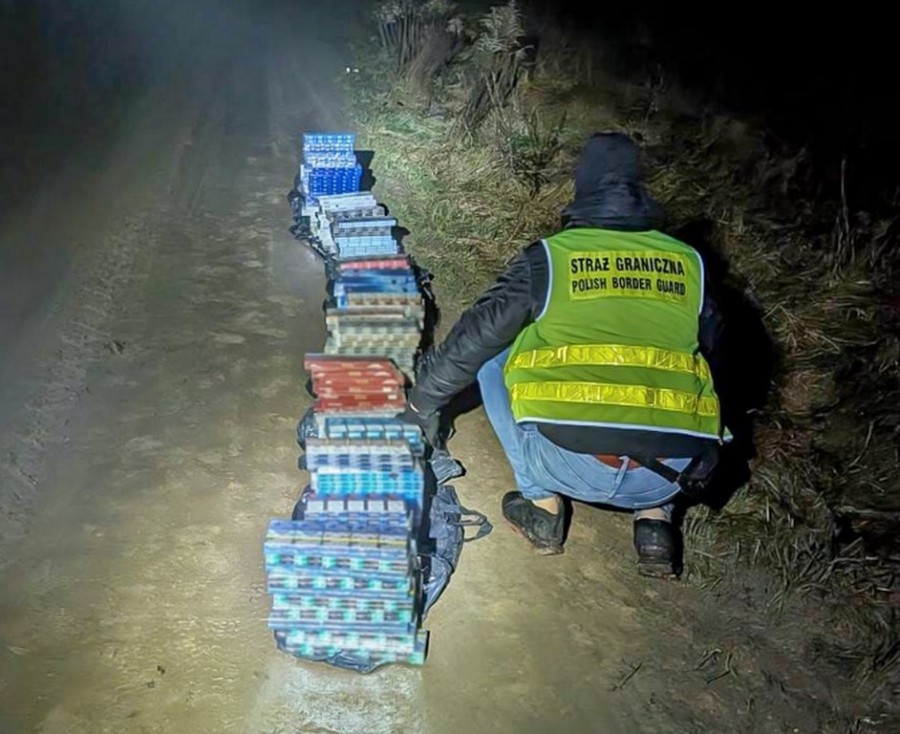Nielegalne papierosy przechowywała w zaroślach. Wpadła, kiedy po nie przyjechała [zdjęcia]