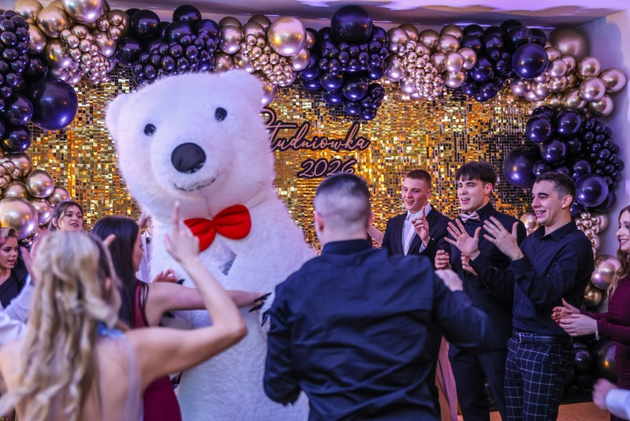 Studniówki 2026. Z maturzystami Zespołu Szkół nr 6 bawił się Biały Miś [zdjęcia]
