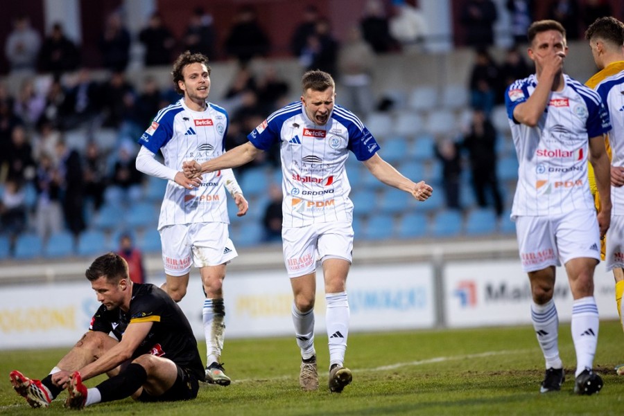 Wigry Suwałki – ŁKS Łomża 1:0. W derbach emocje do końca [wideo i zdjęcia]