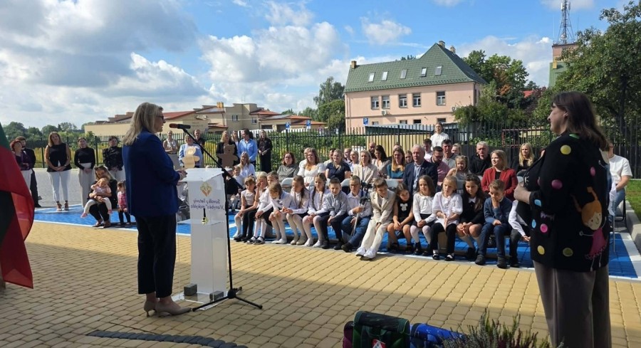 Początek roku szkolnego w litewskich szkołach naszego regionu. Plecaki od Konsulatu  [zdjęcia]