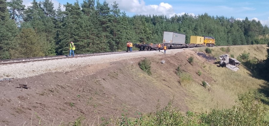 Zawodowy kierowca wjechał pod pociąg towarowy pod Suwałkami. Wstrzymany ruch [zdjęcia]