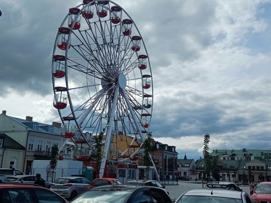 W centrum Suwałk pojawił się diabelski młyn