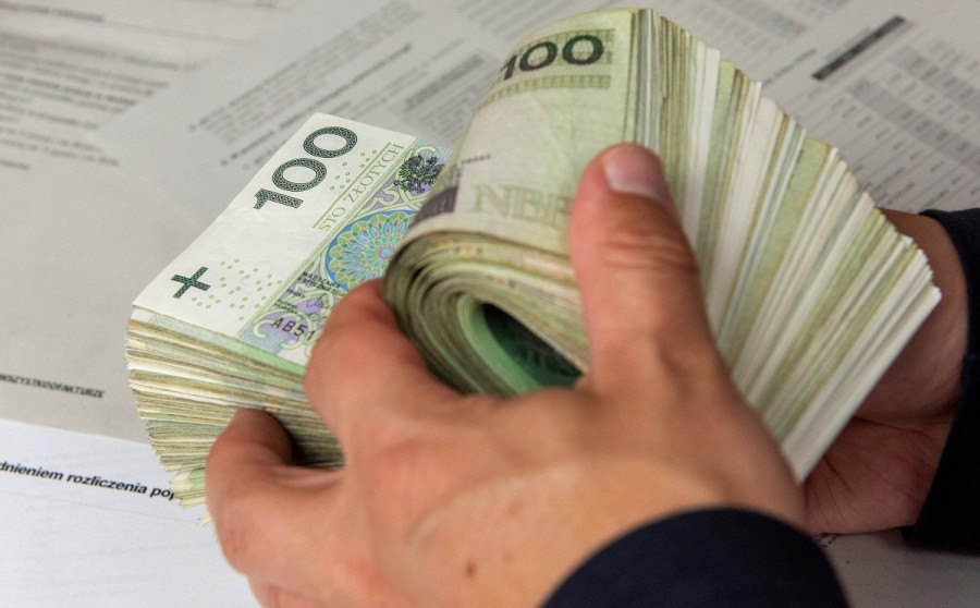 Darowizna pieniężna od najbliższych. Eksperci ostrzegają przed pułapkami w przepisach