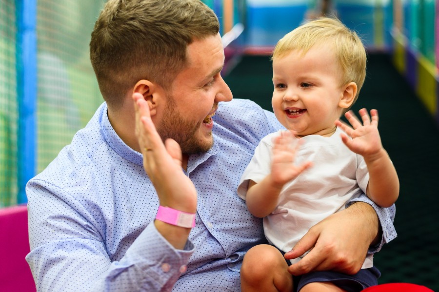 Coraz więcej mężczyzn korzysta z urlopu rodzicielskiego, ale coraz mniej – z urlopu ojcowskiego