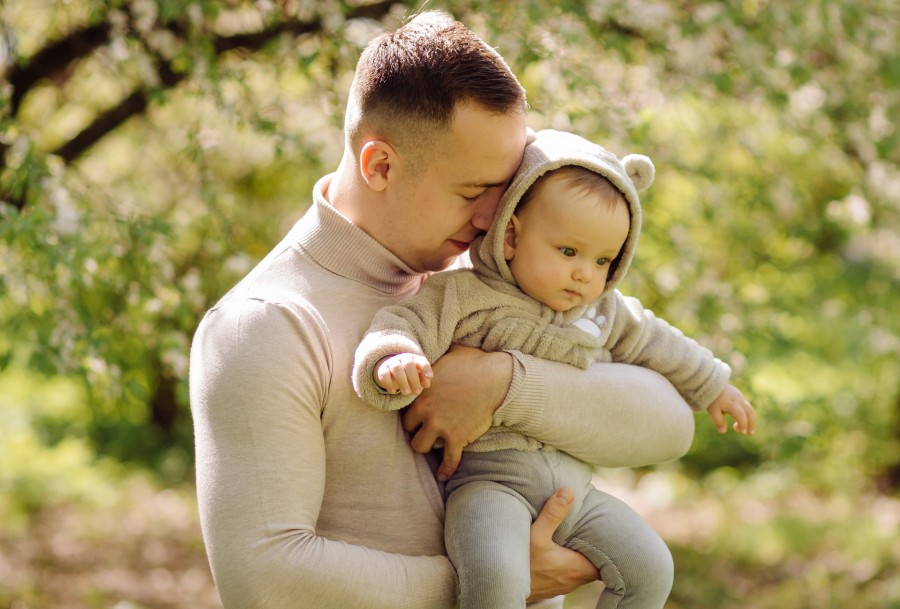 Coraz więcej ojców przejmuje opiekę nad dziećmi