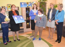 Ostatni akord 16. Mikołajkowego Turnieju im.Tomka Godlewskiego. Czek w rękach młodzieży