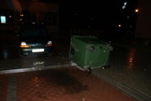 Rzucił kontener na samochód