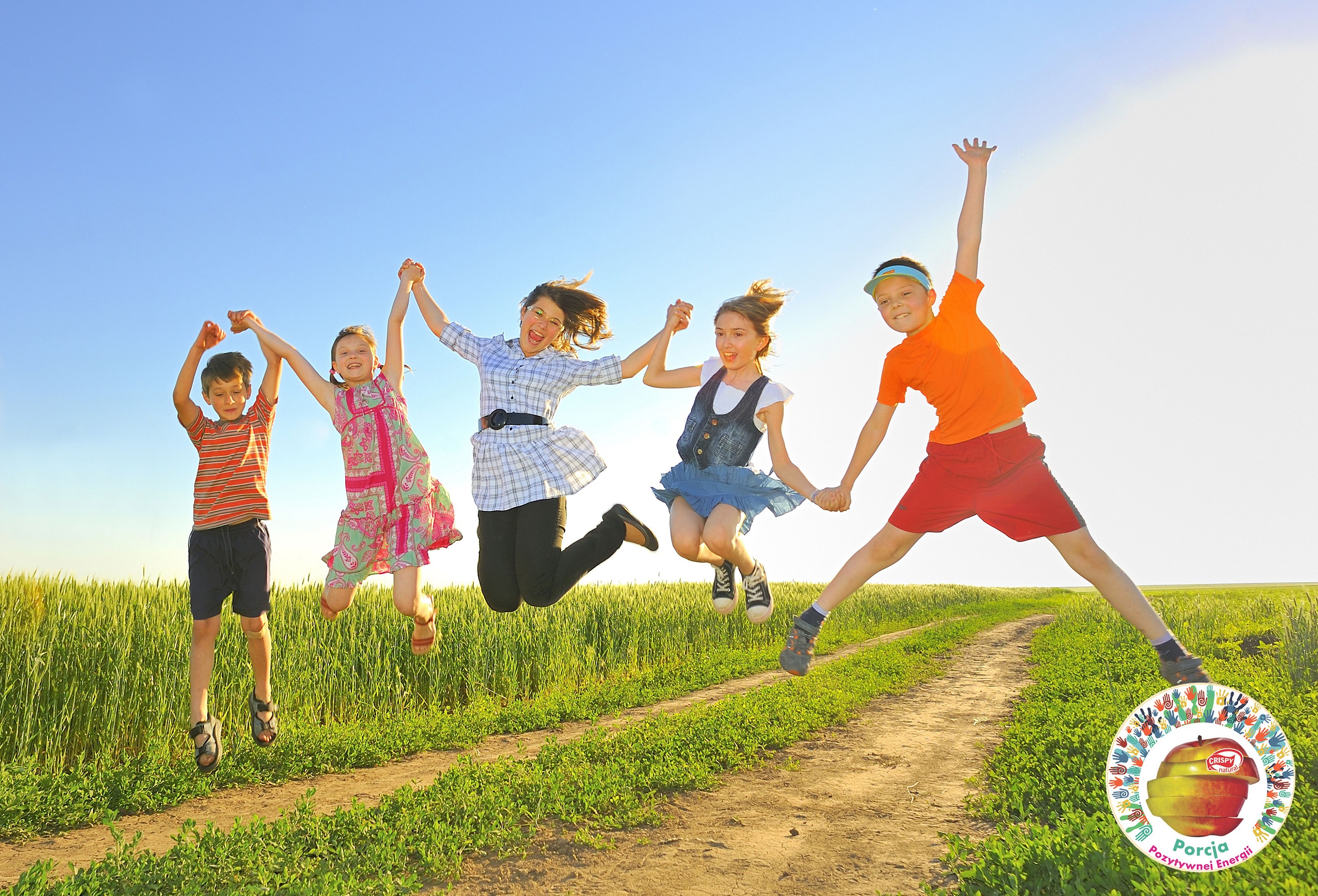 Зарегистрироваться в движении первых ребенка. Дети на свежем воздухе. Дети в прыжке. Радостные дети.