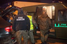 Trzech na kanapie, dwóch w bagażniku