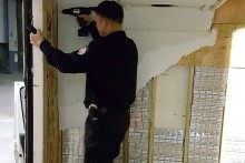 Przemyt 15 tys. paczek papierosów w ściankach forda