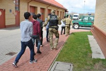 Ośmiu Wietnamczyków w renault