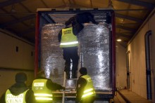 Budzisko. Dziesięciu Wietnamczyków w ciężarówce z torfem