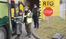 Ośmioro obywateli Wietnamu za siedzeniami