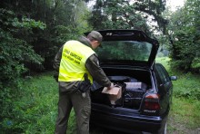 Przejechał po kolczatce. Wiózł prawie 3 tys. paczek papierosów