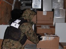Kontrabanda wśród metalowych skrzynek