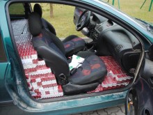 Auto na podrobionych numerach, papierosy za 220 tys. i kierowca w krzakach
