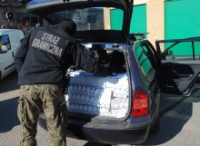 Prawie 38 tys. paczek nielegalnych papierosów w dwóch autach