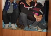 Dwunastu nielegalnych emigrantów w camperze [wideo]