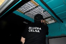 Ponad 2 tys. paczek papierosów w dachu busa