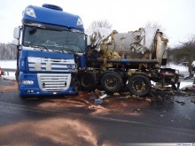 Zderzenie ciężarówek koło Rajgrodu. Wyciekło ponad 1000 litrów paliwa