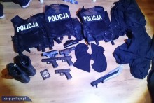 W mieszkaniu mieli narkotyki i maczetę. Nowe fakty w sprawie zatrzymania policyjnych przebierańców
