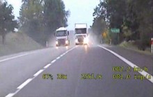 Wyprzedzał pod górę, wpadł wprost na policję [wideo]