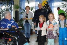 Policjanci z przedszkolakami odwiedzili podopiecznych DPS Kalina [zdjęcia]