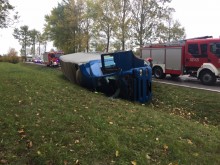 Olecko. Ciężarówka wpadła do rowu
