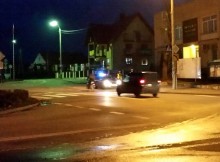 Policjanci stoją i świecą. Akcja „Błysk” w Sejnach