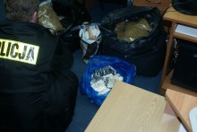 Suwałki. Papierosy i ponad 32 kg tytoniu w mieszkaniu