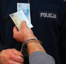 Próbował wręczyć policjantom łapówkę. Tylko pogorszył swoją sytuację