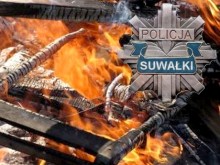 Policjanci uratowali dwanaście osób z płonącego domu