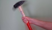 Pobił młotkiem kolegę z izby wytrzeźwień