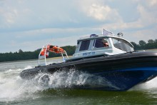 Wiatr wywrócił żaglówkę. Policjanci wyłowili dwie osoby