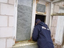 Wciąż bardzo zimno. Policjanci odwiedzają samotnych i sprawdzają pustostany