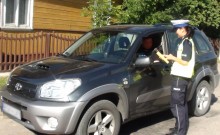 Kompletnie pijany wsiadał do auta. Namierzyła go kamera