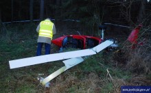 Spadł wiatrakowiec. Mężczyzna ma uraz kręgosłupa