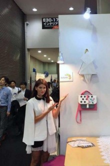 Studentka Wydziału Architektury Politechniki Białostockiej prezentuje swój oryginalny plecak w Tokio