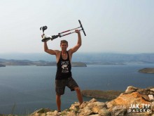 Na hulajnodze i autostopem dojechał do Chin