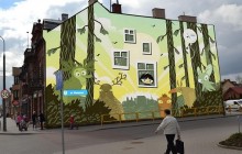 Baśniowe, leśne stwory na kamienicy przy Noniewicza