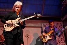 Grała z Natalie Cole i Michaelem Jacksonem. Jennifer Batten w Suwałkach [zdjęcia]