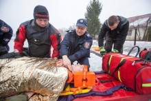 Co robić, gdy załamie się lód? Strażacy ćwiczą ratowanie