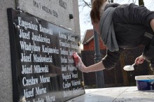 Chcą pojechać do Sejmu. Suwalska młodzież upamiętnia ważne miejsca [zdjęcia]